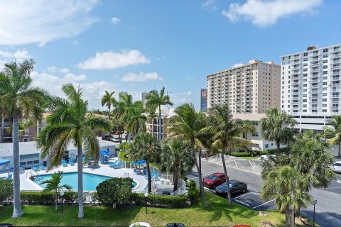 Condo in Hallandale Beach, Florida, 2 bedrooms № 2247324 - photo 10