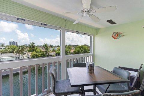 Condo in Hallandale Beach, Florida, 2 bedrooms № 2247324 - photo 19