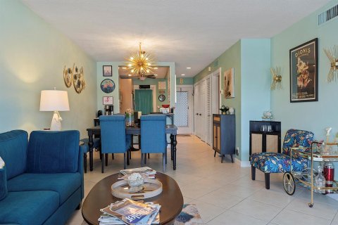 Condo in Hallandale Beach, Florida, 2 bedrooms № 2247324 - photo 26