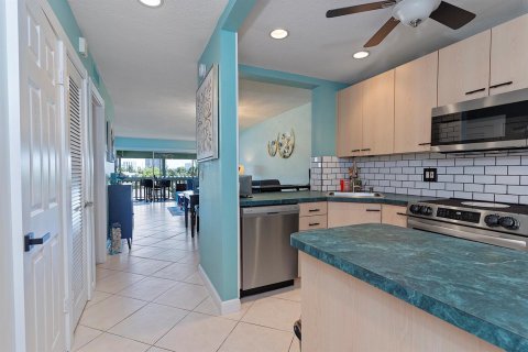 Condo in Hallandale Beach, Florida, 2 bedrooms № 2247324 - photo 16