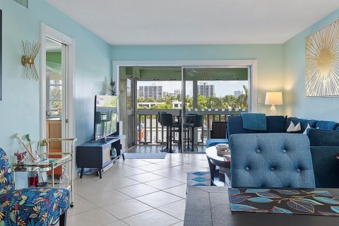 Condo in Hallandale Beach, Florida, 2 bedrooms № 2247324 - photo 20