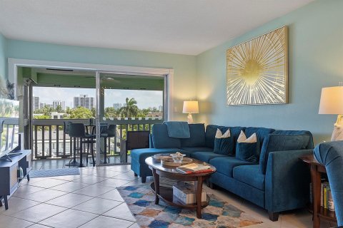 Condo in Hallandale Beach, Florida, 2 bedrooms № 2247324 - photo 23