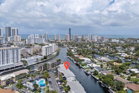 Condo in Hallandale Beach, Florida, 2 bedrooms № 2247324 - photo 7