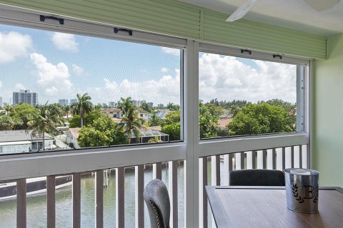 Condo in Hallandale Beach, Florida, 2 bedrooms № 2247324 - photo 18