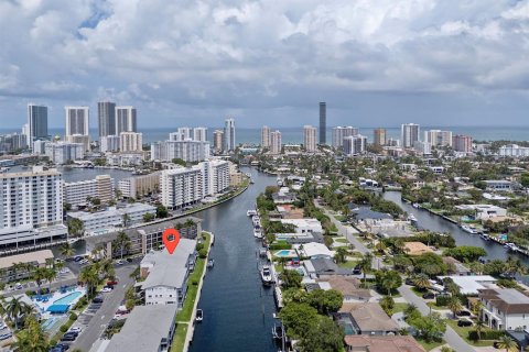 Condo in Hallandale Beach, Florida, 2 bedrooms № 2247324 - photo 3