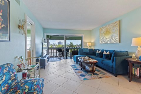 Condo in Hallandale Beach, Florida, 2 bedrooms № 2247324 - photo 24