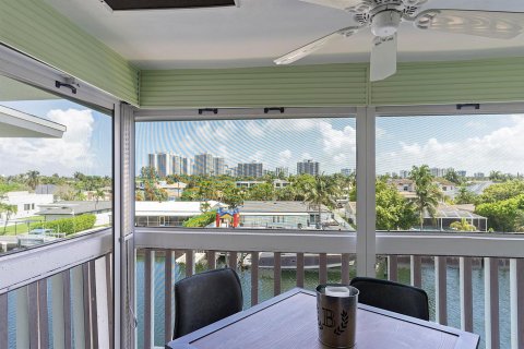 Condo in Hallandale Beach, Florida, 2 bedrooms № 2247324 - photo 22
