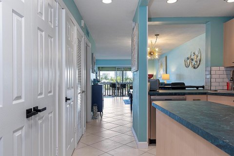 Condo in Hallandale Beach, Florida, 2 bedrooms № 2247324 - photo 14