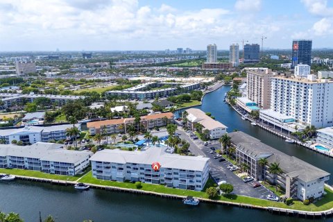 Condo in Hallandale Beach, Florida, 2 bedrooms № 2247324 - photo 8