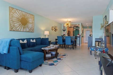 Condo in Hallandale Beach, Florida, 2 bedrooms № 2247324 - photo 25