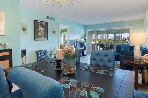 Condo in Hallandale Beach, Florida, 2 bedrooms № 2247324 - photo 21