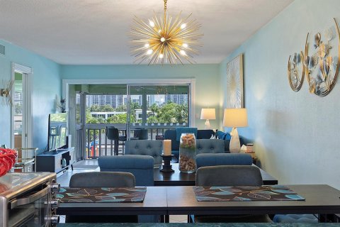Condo in Hallandale Beach, Florida, 2 bedrooms № 2247324 - photo 17