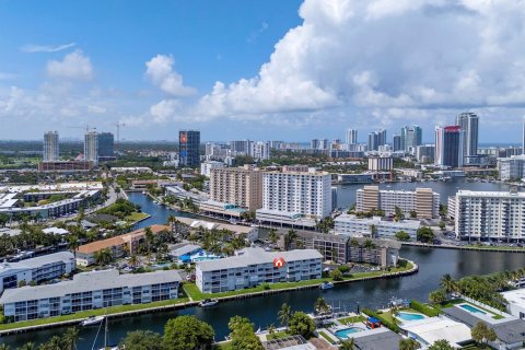 Condo in Hallandale Beach, Florida, 2 bedrooms № 2247324 - photo 5