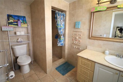 Copropriété à vendre à Bay Harbor Islands, Floride: 2 chambres, 101.45 m2 № 1713077 - photo 18