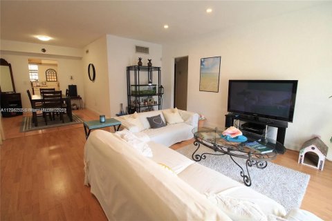 Copropriété à vendre à Bay Harbor Islands, Floride: 2 chambres, 101.45 m2 № 1713077 - photo 1