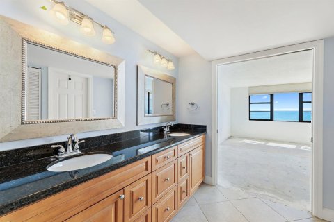 Condo in Juno Beach, Florida, 2 bedrooms  № 2086979 - photo 14