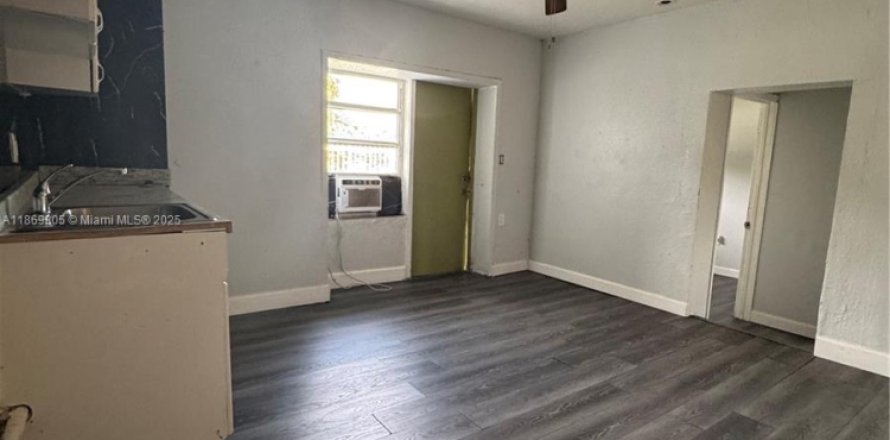 House in Miami, Florida 1 bedroom, 74.32 sq.m. № 2015703