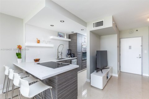 Copropriété à louer à Miami Beach, Floride: 63.36 m2 № 2423065 - photo 2