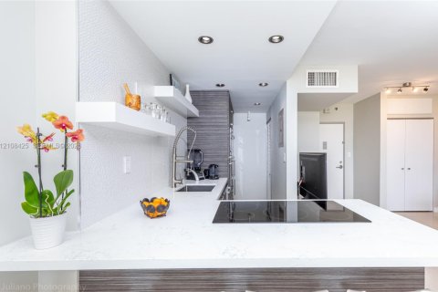 Copropriété à louer à Miami Beach, Floride: 63.36 m2 № 2423065 - photo 8