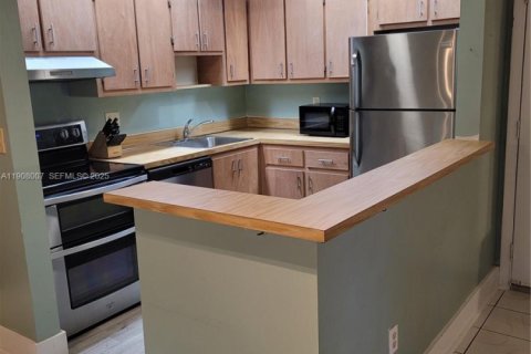 Condominio en venta en Tamarac, Florida, 2 dormitorios, 77.11 m2 № 1988446 - foto 2