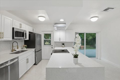 Купить виллу или дом в Холливуд, Флорида 3 спальни, 128.58м2, № 1986967 - фото 1