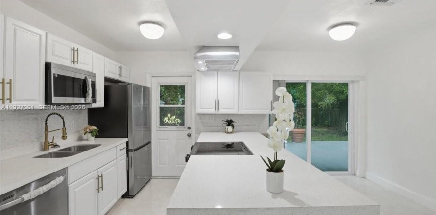 Дом в Холливуд, Флорида 3 спальни, 128.58м2 № 1986967