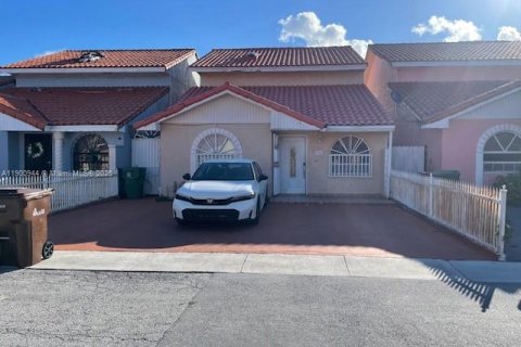 Casa en venta en Hialeah, Florida, 4 dormitorios, 193.79 m2 № 1951542 - foto 1