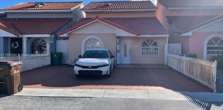 Casa en Hialeah, Florida 4 dormitorios, 193.79 m2 № 1951542