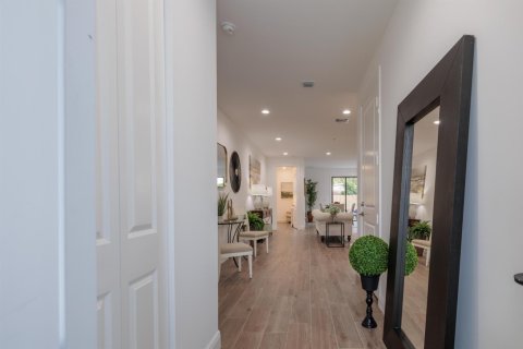 House in West Palm Beach, Florida 4 bedrooms, 165.64 sq.m. № 1180218 - photo 1