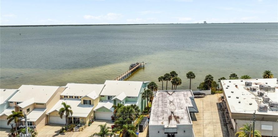 Commercial property in Titusville, Florida 320.61 sq.m. № 1736975