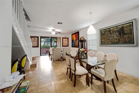 Снять в аренду таунхаус в Уэстон, Флорида 4 спальни, 166.3м2, № 1931101 - фото 4