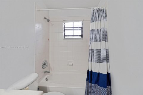 Снять в аренду таунхаус в Уэстон, Флорида 4 спальни, 166.3м2, № 1931101 - фото 18