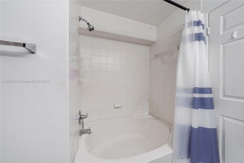 Снять в аренду таунхаус в Уэстон, Флорида 4 спальни, 166.3м2, № 1931101 - фото 20