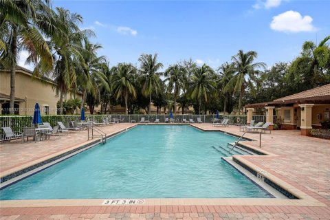 Снять в аренду таунхаус в Уэстон, Флорида 4 спальни, 166.3м2, № 1931101 - фото 29