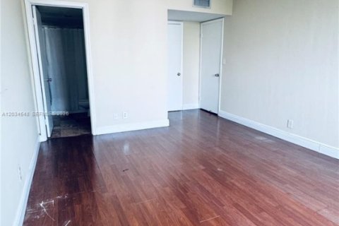 Condo in Miami, Florida, 2 bedrooms  № 2086754 - photo 11