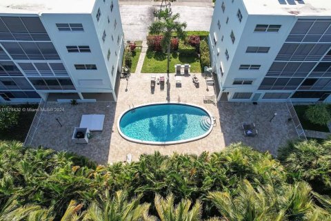 Condo in Hallandale Beach, Florida, 1 bedroom  № 2188913 - photo 2