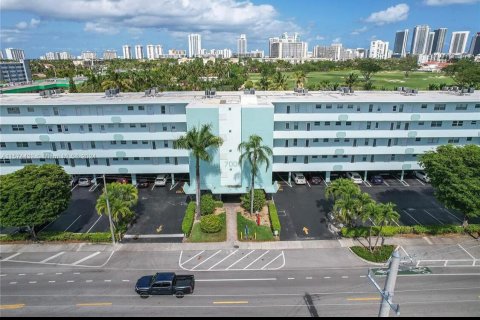 Condo in Hallandale Beach, Florida, 1 bedroom  № 2188913