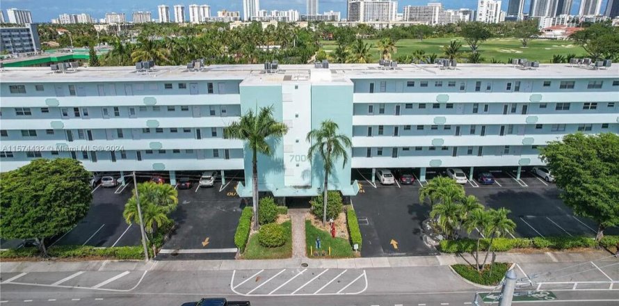 Condo in Hallandale Beach, Florida, 1 bedroom  № 2188913