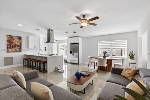 House in Boynton Beach, Florida 3 bedrooms, 140.75 sq.m. № 2068840 - photo 2