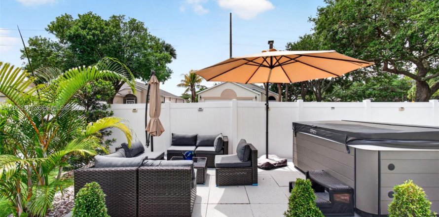 House in Boynton Beach, Florida 3 bedrooms, 140.75 sq.m. № 2068840