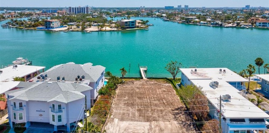 Land in Treasure Island, Florida № 2131134