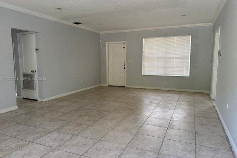 Снять в аренду виллу или дом в Норт-Майами-Бич, Флорида 3 спальни, 113.34м2, № 2045974 - фото 15