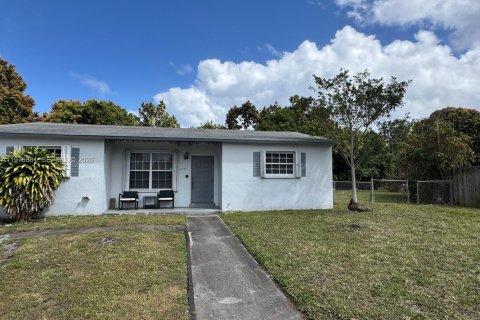 Дом в Норт-Майами-Бич, Флорида 3 спальни, 113.34м2 № 2045974