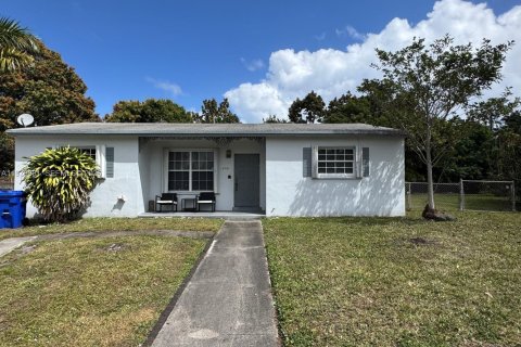 Снять в аренду виллу или дом в Норт-Майами-Бич, Флорида 3 спальни, 113.34м2, № 2045974 - фото 2