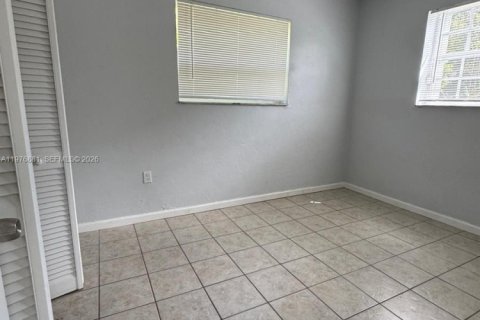 Снять в аренду виллу или дом в Норт-Майами-Бич, Флорида 3 спальни, 113.34м2, № 2045974 - фото 11