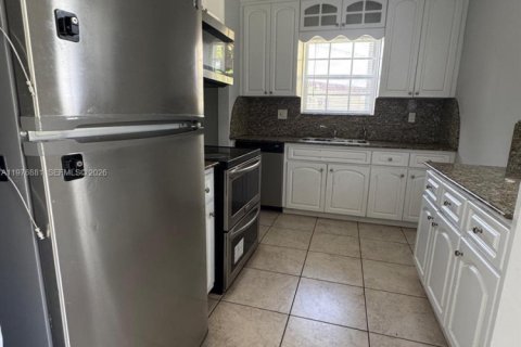 Снять в аренду виллу или дом в Норт-Майами-Бич, Флорида 3 спальни, 113.34м2, № 2045974 - фото 13