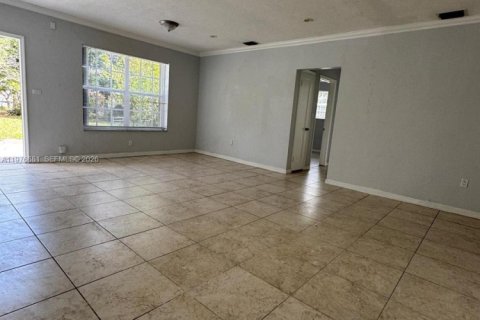 Снять в аренду виллу или дом в Норт-Майами-Бич, Флорида 3 спальни, 113.34м2, № 2045974 - фото 6