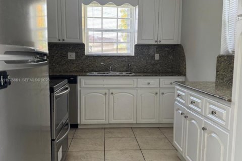 Снять в аренду виллу или дом в Норт-Майами-Бич, Флорида 3 спальни, 113.34м2, № 2045974 - фото 14