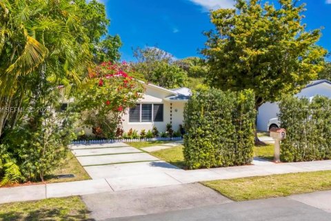 House in Fort Lauderdale, Florida 3 bedrooms, 131.74 sq.m. № 2063239