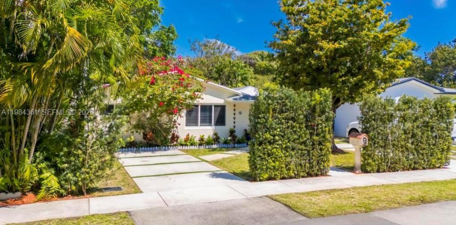 House in Fort Lauderdale, Florida 3 bedrooms, 131.74 sq.m. № 2063239